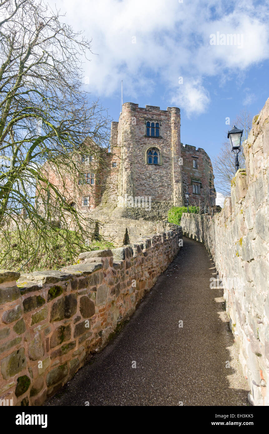 Percorso che conduce al Castello di Tamworth un grado 1 elencati edificio costruito in epoca normanna Foto Stock