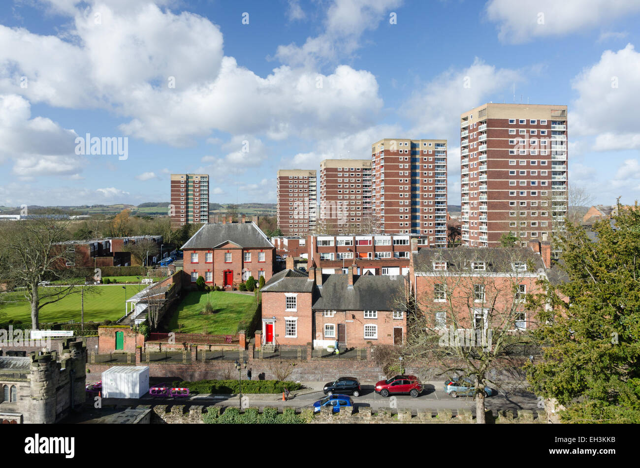 Vista dal Castello di Tamworth di alta-reise appartamenti ed edifici in stile georgiano Foto Stock