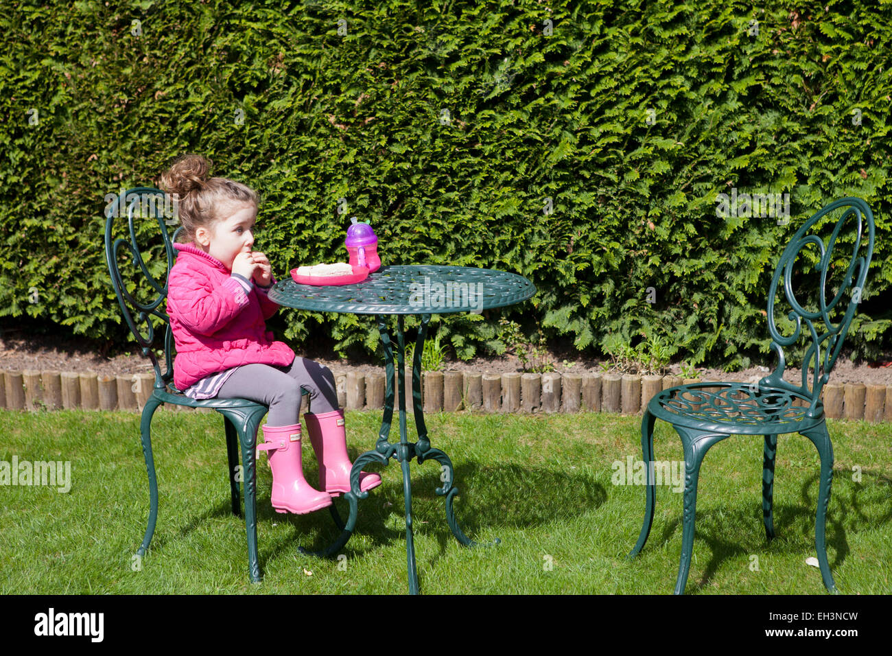 Un bambino piccolo a mangiare il pranzo al di fuori Foto Stock