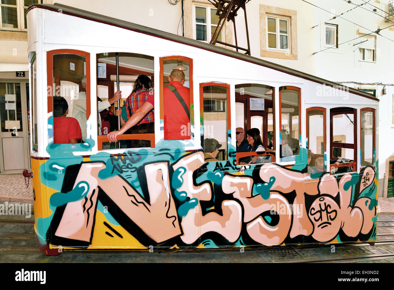Il portogallo Lisbona: vista laterale della storica funivia ascensore Elevador da Bica con i passeggeri in attesa per il viaggio per il centro cittadino Foto Stock