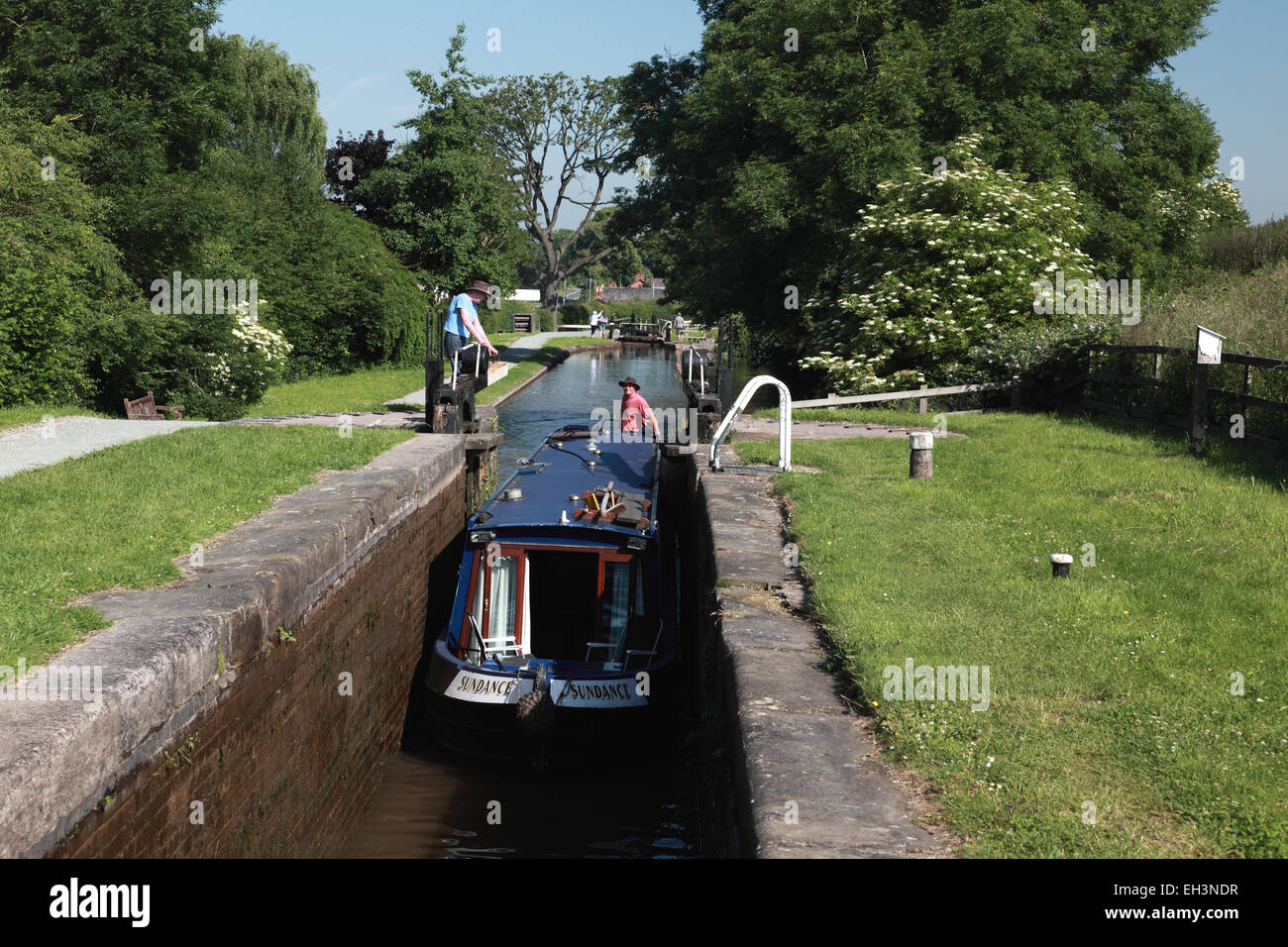Un narrowboat entrando a serratura 4 della Grindley Brook volo di serrature in Llangollen canal vicino Whitchurch, Shropshire Foto Stock