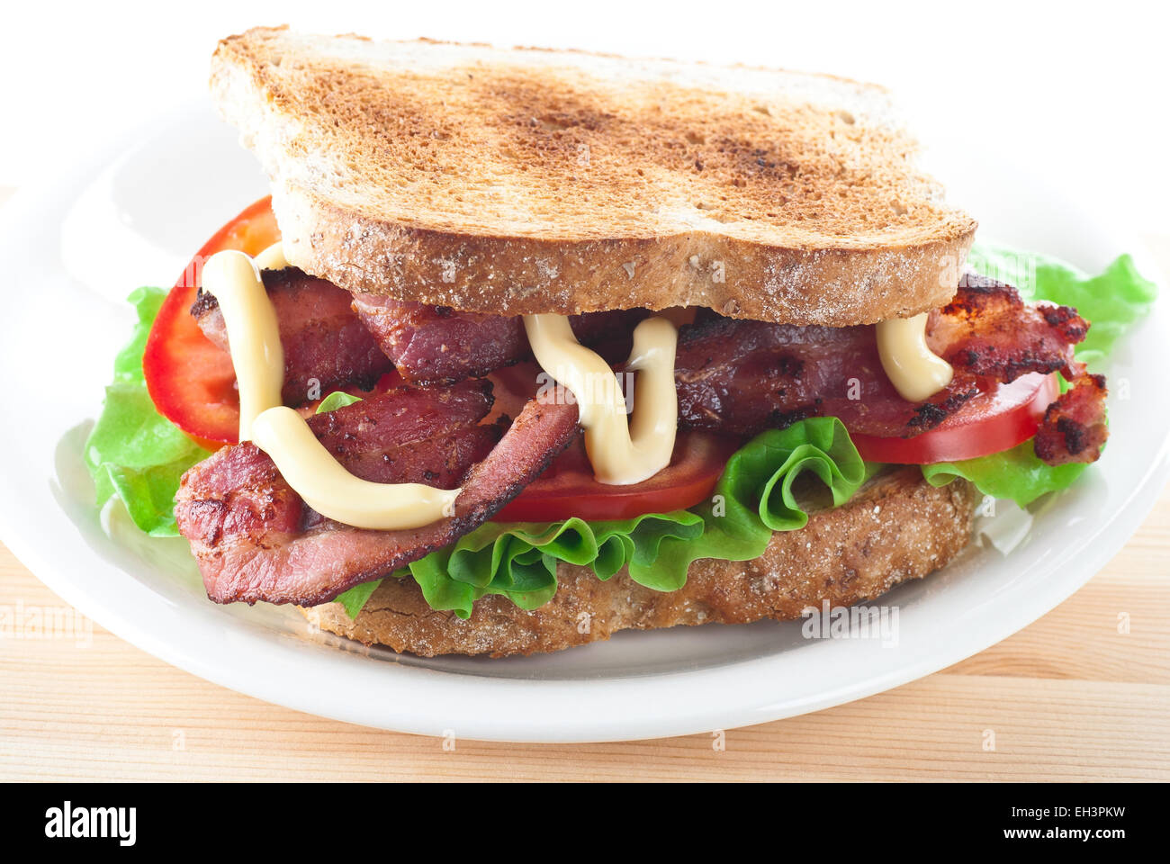 Bacon, lattuga e pomodoro sandwich con maionese. Foto Stock