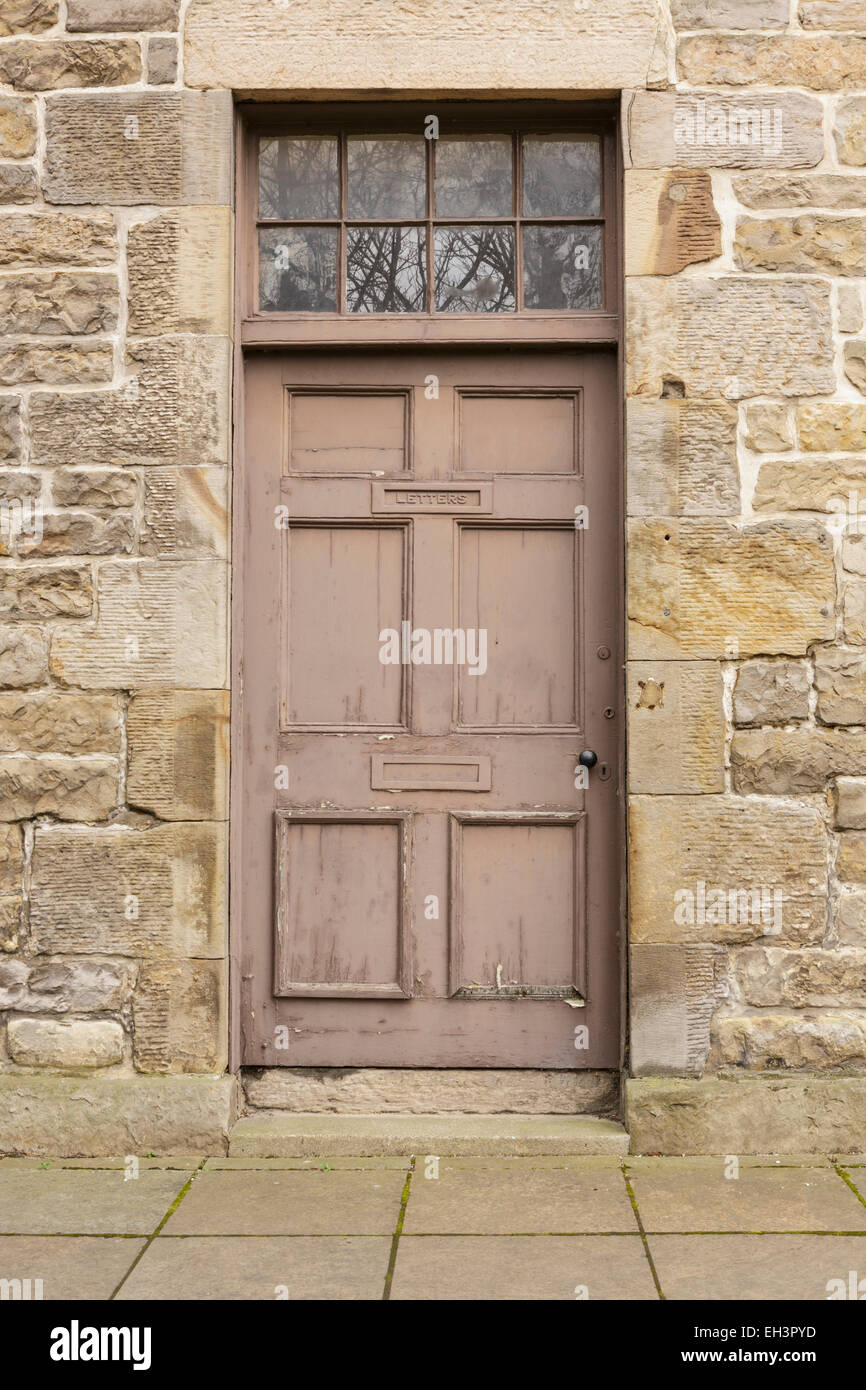 Una porta a spiovente in Leith, Scozia con una lettera di due scatole Foto Stock