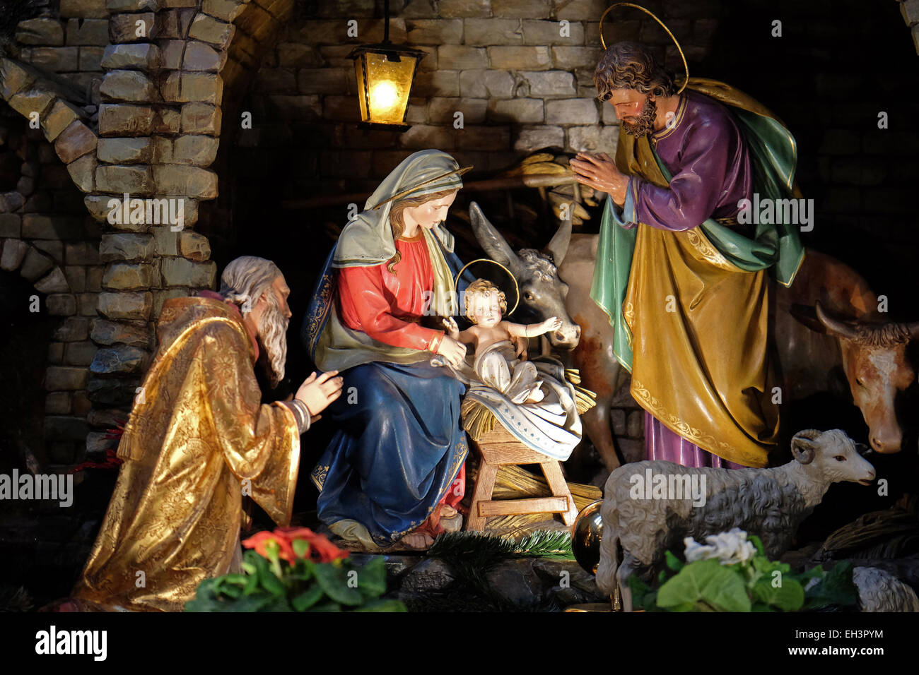 Scena della natività, asilo nido, o il presepe, la nascita di Gesù nella chiesa francescana in Graz, Stiria, Austria il 10 gennaio 2015. Foto Stock