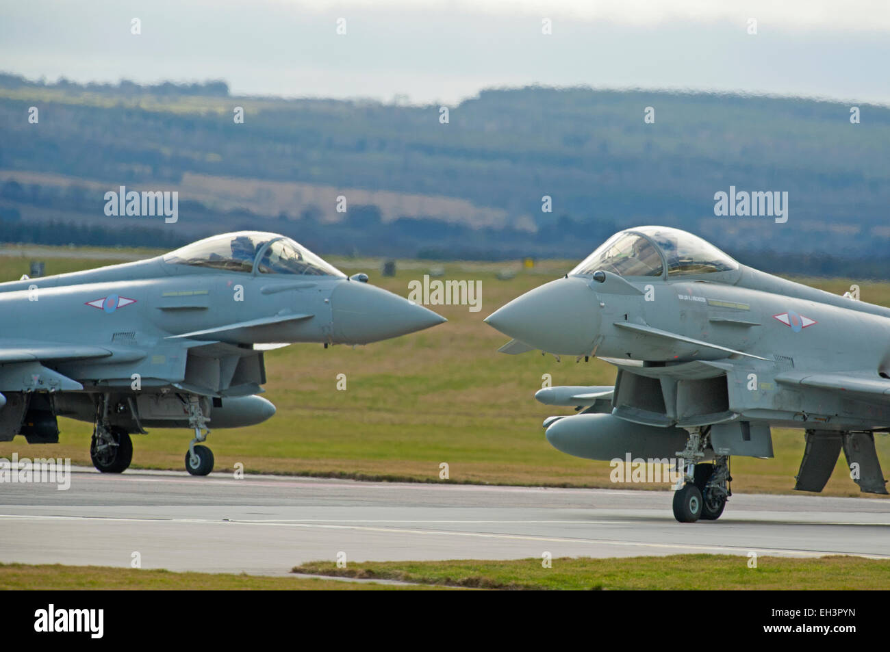 Il naso a naso una coppia di Eurofighter Typhoon FRG4s in base a RAF Lossiemouth stazione aria, murene. La Scozia. SCO 9624. Foto Stock