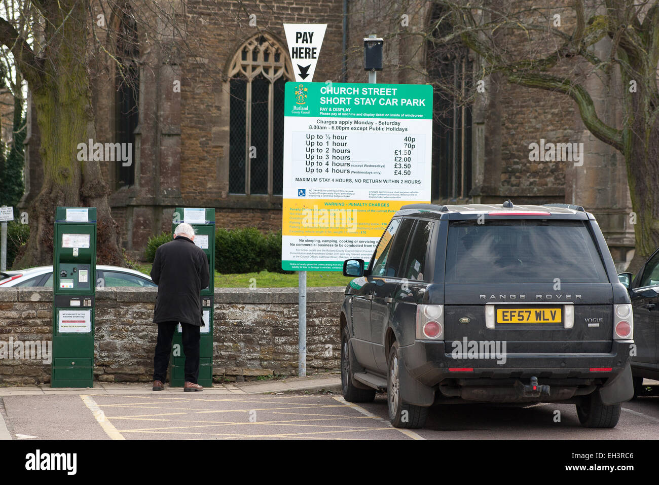 Oakham, Rutland, UK. Il 6 marzo 2015. Il governo ha annunciato che i driver in Inghilterra avrà dieci minuti di grazia prima di essere multato se non rimanere troppo a lungo nel consiglio di proprietà di spazi per il parcheggio auto. Europee Segretario Eric Pickles ha detto che voleva terminare la "guerra sul driver'. 'Per troppo tempo le regole di parcheggio hanno reso rispettosi della legge gli automobilisti si sentono come dei criminali e ha provocato enormi danni ai negozi e imprese. Eccesso di zelo parcheggio esecuzione mina i nostri centri città e consigli di costi più a lungo termine". Foto Stock
