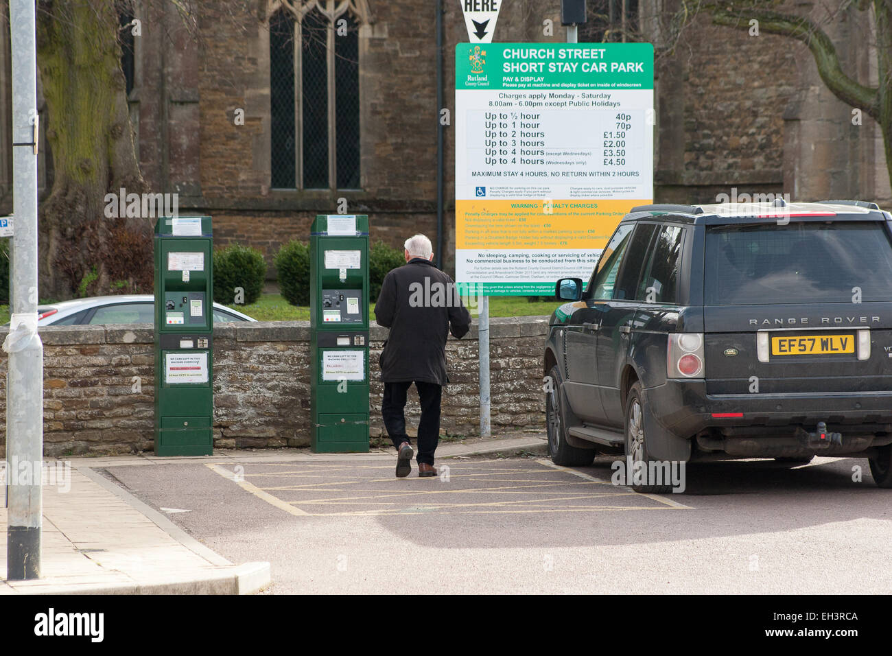 Oakham, Rutland, UK. Il 6 marzo 2015. Il governo ha annunciato che i driver in Inghilterra avrà dieci minuti di grazia prima di essere multato se non rimanere troppo a lungo nel consiglio di proprietà di spazi per il parcheggio auto. Europee Segretario Eric Pickles ha detto che voleva terminare la "guerra sul driver'. 'Per troppo tempo le regole di parcheggio hanno reso rispettosi della legge gli automobilisti si sentono come dei criminali e ha provocato enormi danni ai negozi e imprese. Eccesso di zelo parcheggio esecuzione mina i nostri centri città e consigli di costi più a lungo termine". Foto Stock
