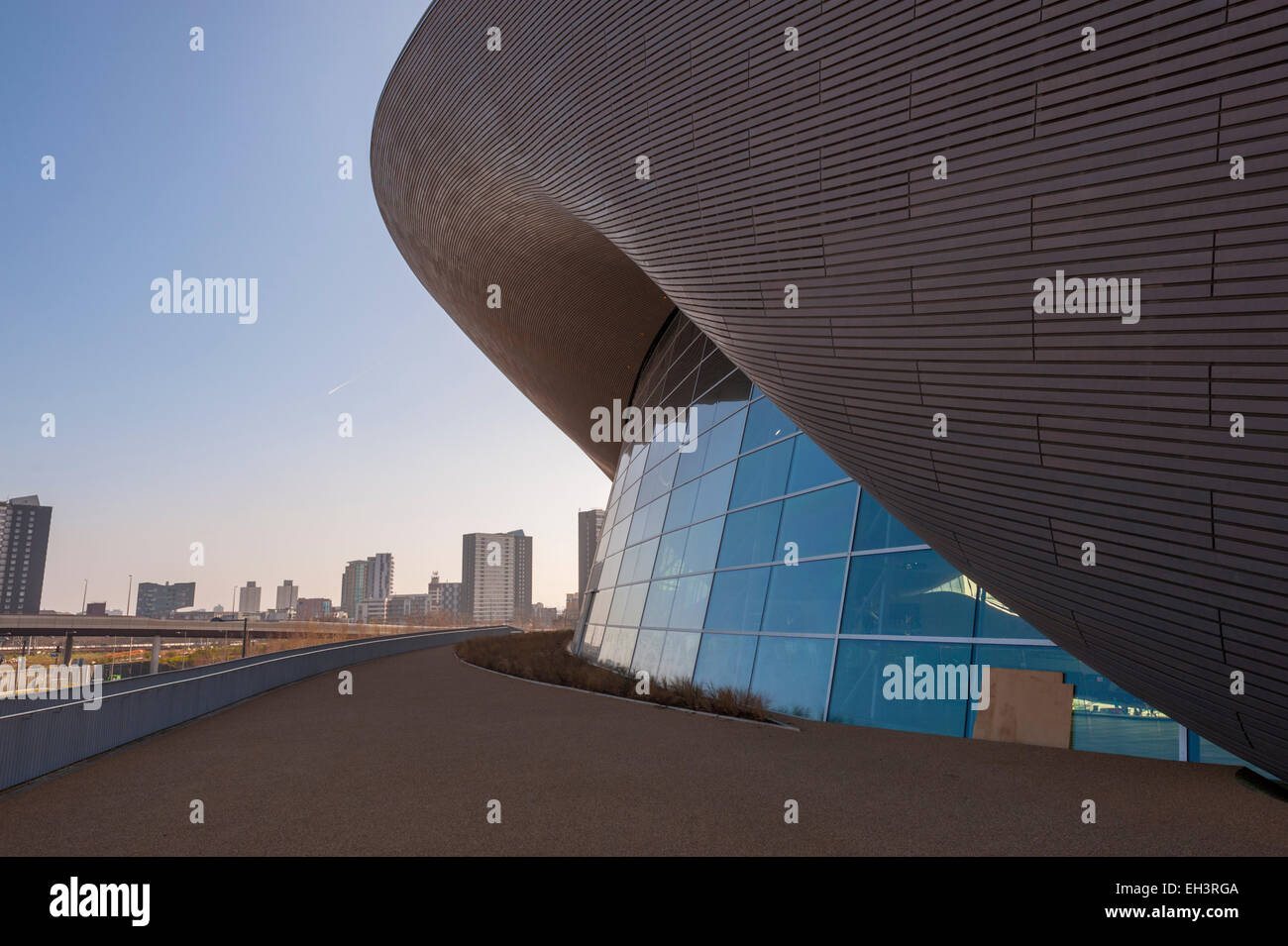 Esterno del London Aquatics Centre a Stratford città progettata da Zaha Hadid Architects e costruire da Ove Arup e Partners fo Foto Stock