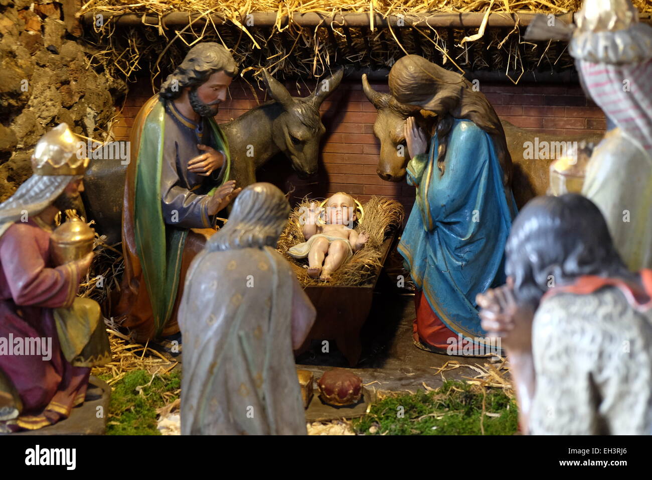 Scena della natività, asilo nido, o il presepe, la nascita di Gesù nella Chiesa Barmherzigenkirche in Graz, Stiria, Austria il 10 gennaio 2015. Foto Stock