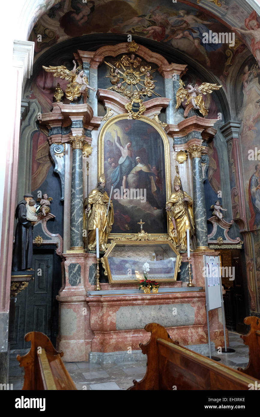 Altare di Santa Barbara a Barmherzigenkirche chiesa in Graz, Stiria, Austria il 10 gennaio 2015. Foto Stock