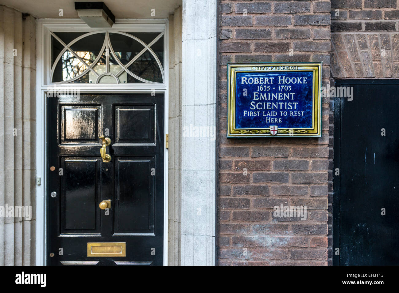 La targa blu recita "Robert Hooke eminente scienziato prima di cui al resto qui' e può essere trovato alla grande St Helen's, Bishopsgate Foto Stock