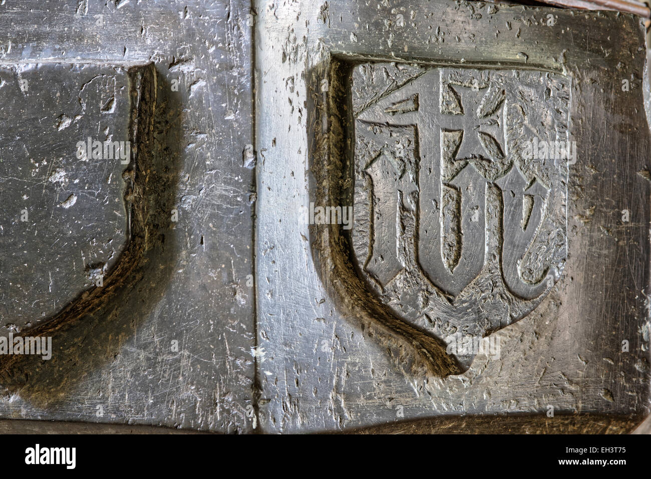 Xv secolo lettering medievale 'Chi' su un fonte battesimale in marmo, la chiesa di Santa Maria, Richmond, North Yorkshire, Inghilterra, Regno Unito. Foto Stock