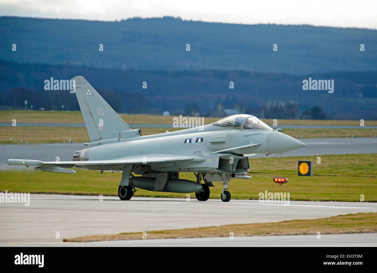 Eurofighter Typhoon FRG4 ZK313 (W) preparare per la linea in alto sulla pista 23 a RAF Lossiemouth, murene. La Scozia. SCO 9618. Foto Stock
