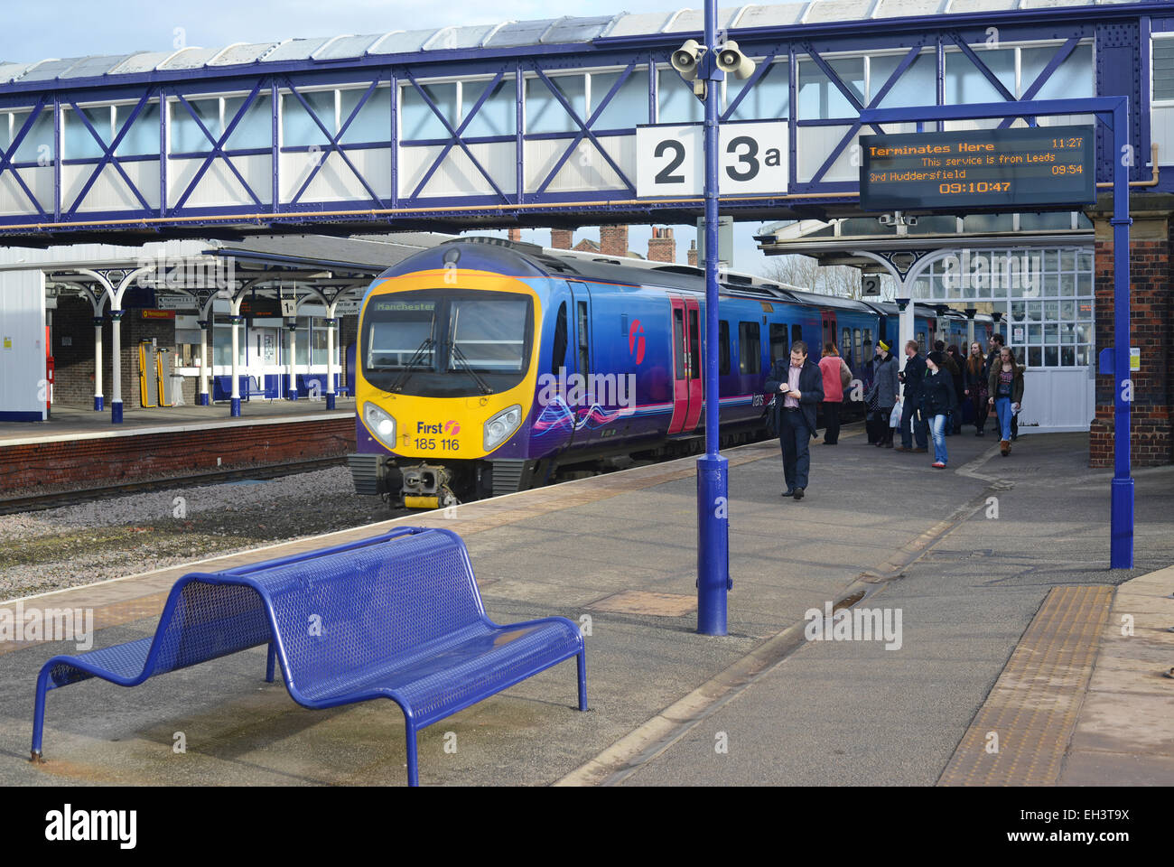 Imbarco passeggeri trans pennine 185 classe treno arrivando a selby stazione ferroviaria Yorkshire Regno Unito Foto Stock