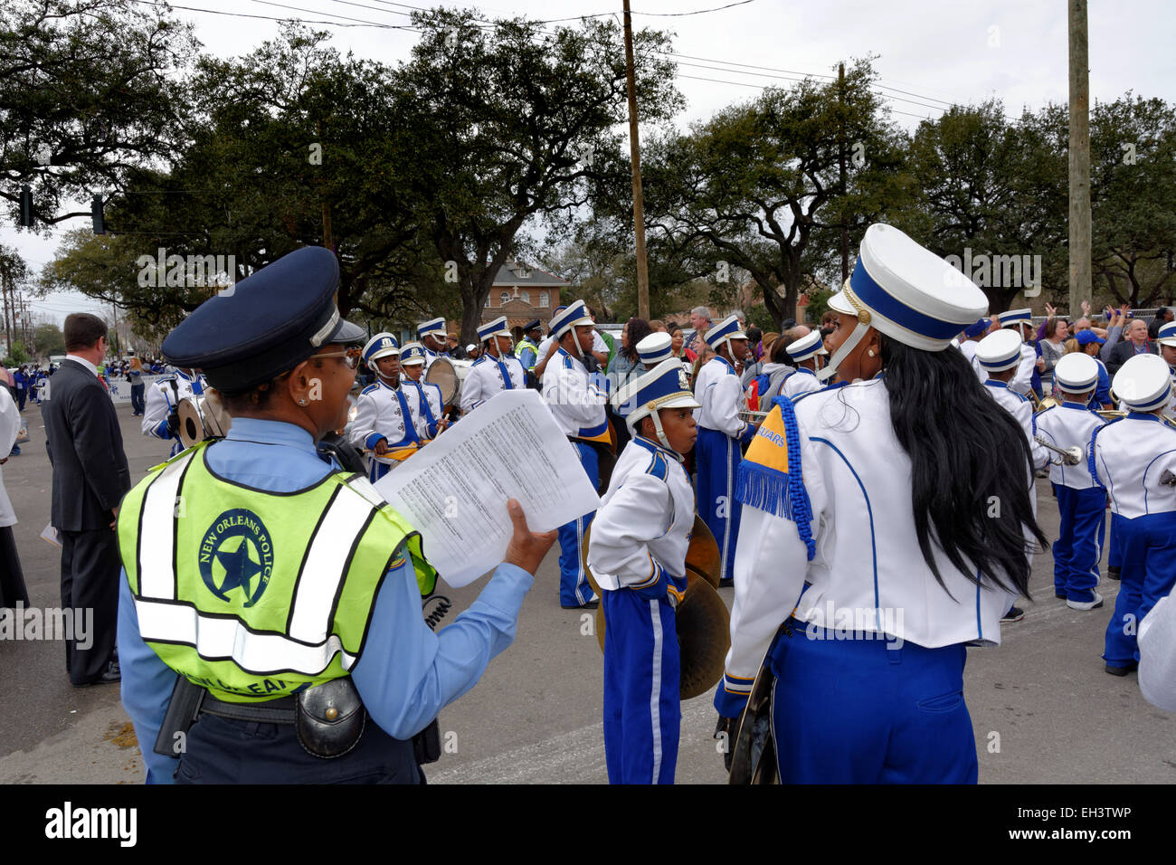 NOLA funzionario di polizia, bambini Marching Band, Parade, Mardi Gras 2015, New Orleans, Louisiana, Stati Uniti d'America Foto Stock