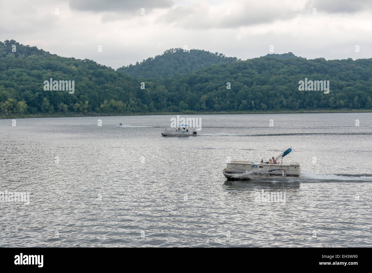 Barche sul Centro Lago Collina in Tennessee Foto Stock