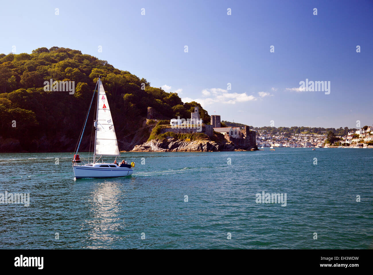 Uno yacht lasciando la bocca del fiume Dart e voce per il mare aperto passato Dartmouth Castle, Devon, Inghilterra, Regno Unito Foto Stock