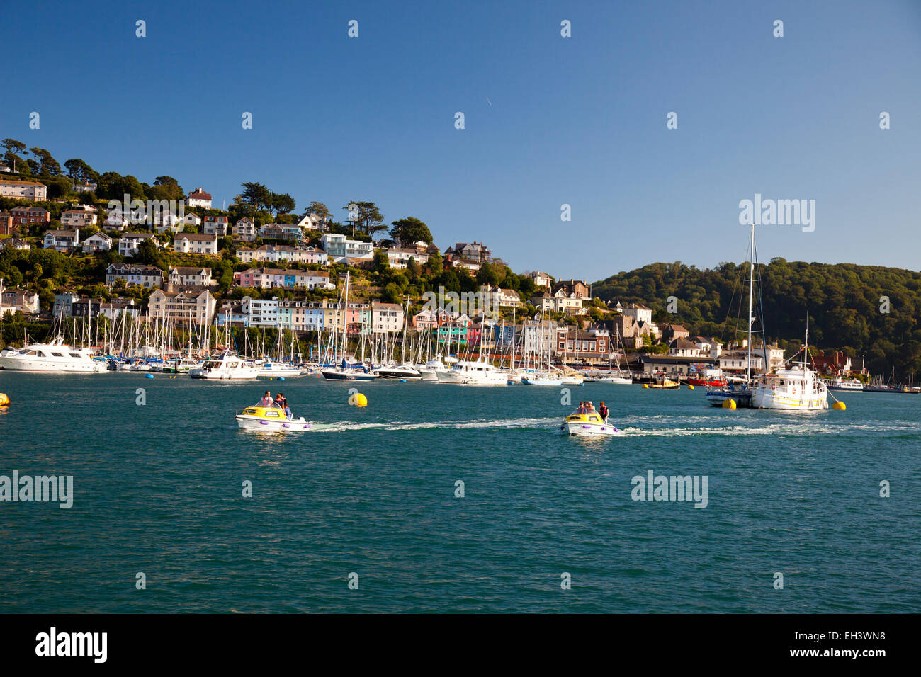 Due auto-noleggio barche a motore passando Kingswear sul fiume Dart, Devon, Inghilterra, Regno Unito Foto Stock