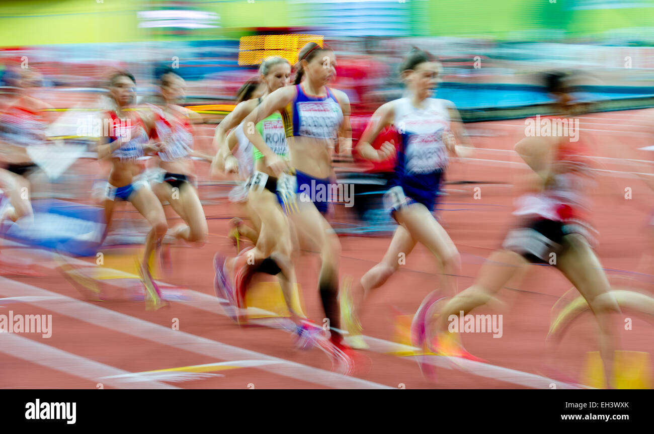 Praga, Repubblica Ceca . 6 Marzo, 2015. Gli atleti partecipano in campo femminile 3000m la concorrenza a la IAAF Europeo di Atletica Leggera Indoor Championships 2015 all'O2-Arena di Praga Repubblica Ceca, Marzo 06, 2015. Foto: Sven Hoppe/dpa/Alamy Live News Foto Stock