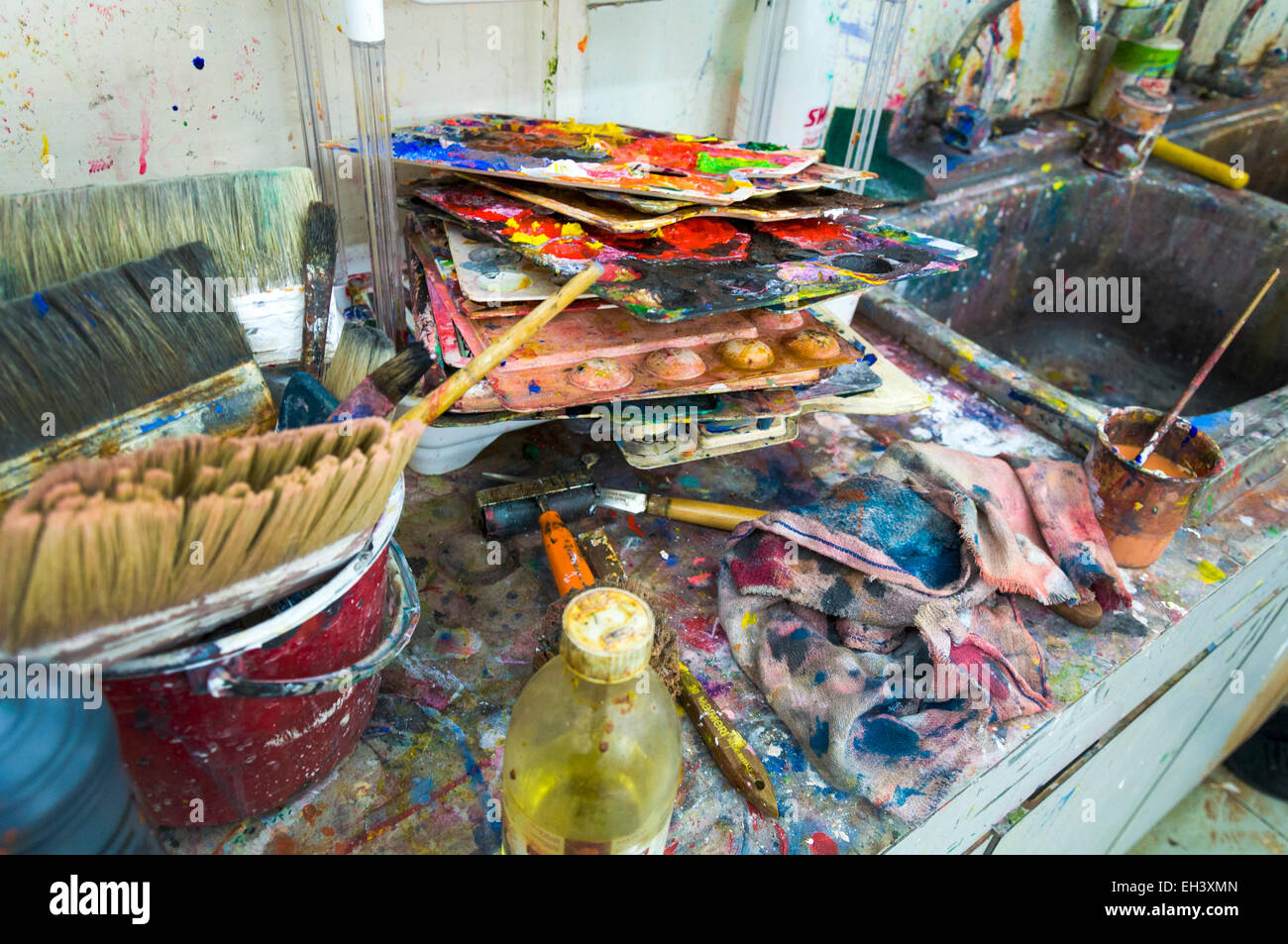 Arte pittura vernice pasticcio confuso colore colore colori colori pennelli spazzola lavandino pulito di lavaggio per la pulizia della scuola di educazione nelle scuole Foto Stock