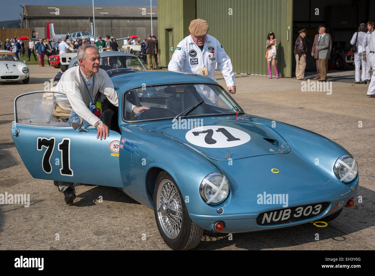 1960 Lotus Elite con autista Brian Arculus e meccanico, il Trofeo Fordwater concorrente, 2014 Goodwood, Sussex, Regno Unito. Foto Stock