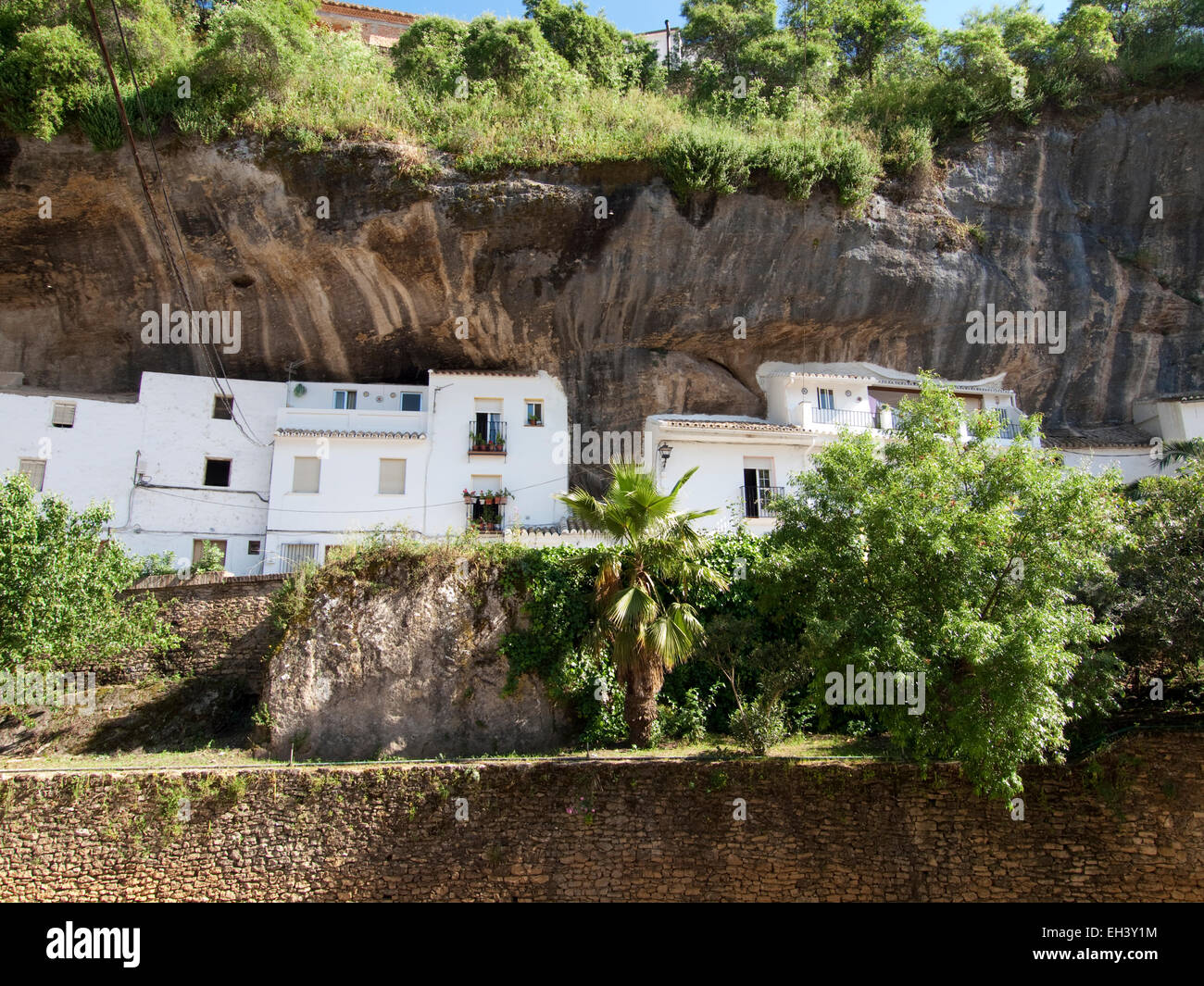 Case nella città di a Setenil de las Bodegas, la provincia di Cadiz Cadice, Spagna. Foto Stock