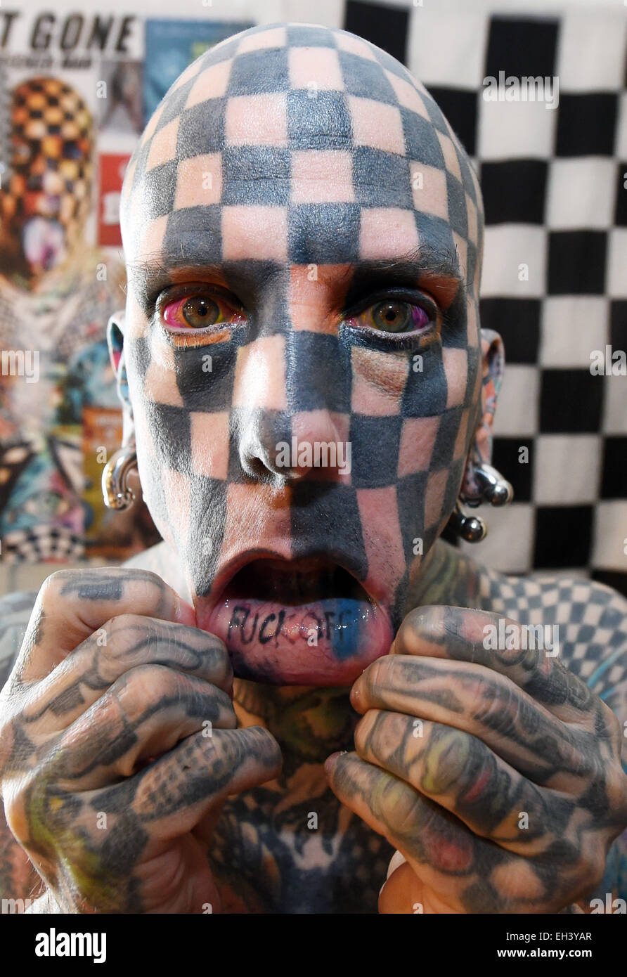 Karlsruhe, Germania. 6 Mar, 2015. Matt passati da Stati Uniti mostra il suo  tatuaggio al Tattoo Convention di Karlsruhe in Germania, 6 marzo 2015.  Andata dice 99 per cento della sua pelle
