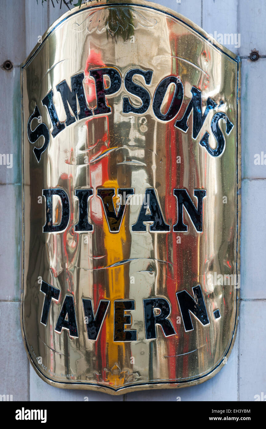 Una targhetta di ottone al di fuori di Simpson Divan Tavern in The Strand, Londra. Foto Stock
