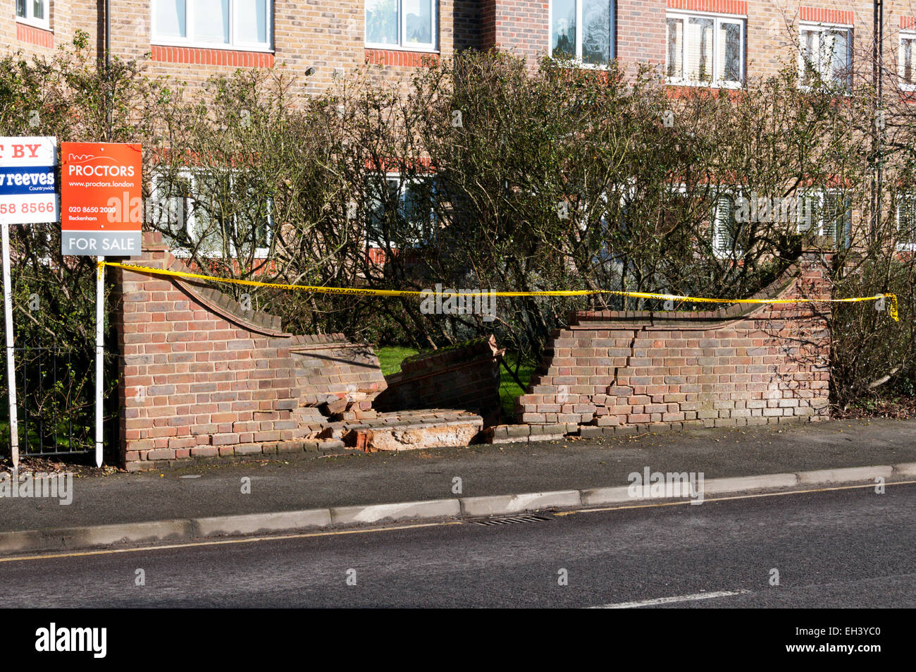 Un danneggiamento del muro in mattoni con nastro di segnalazione anteriore nel sud di Londra. Foto Stock