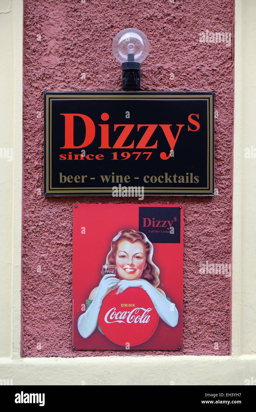 Dizzy bar e pubblicità per la Coca Cola in Graz, Stiria, Austria il 10 gennaio 2015. Foto Stock