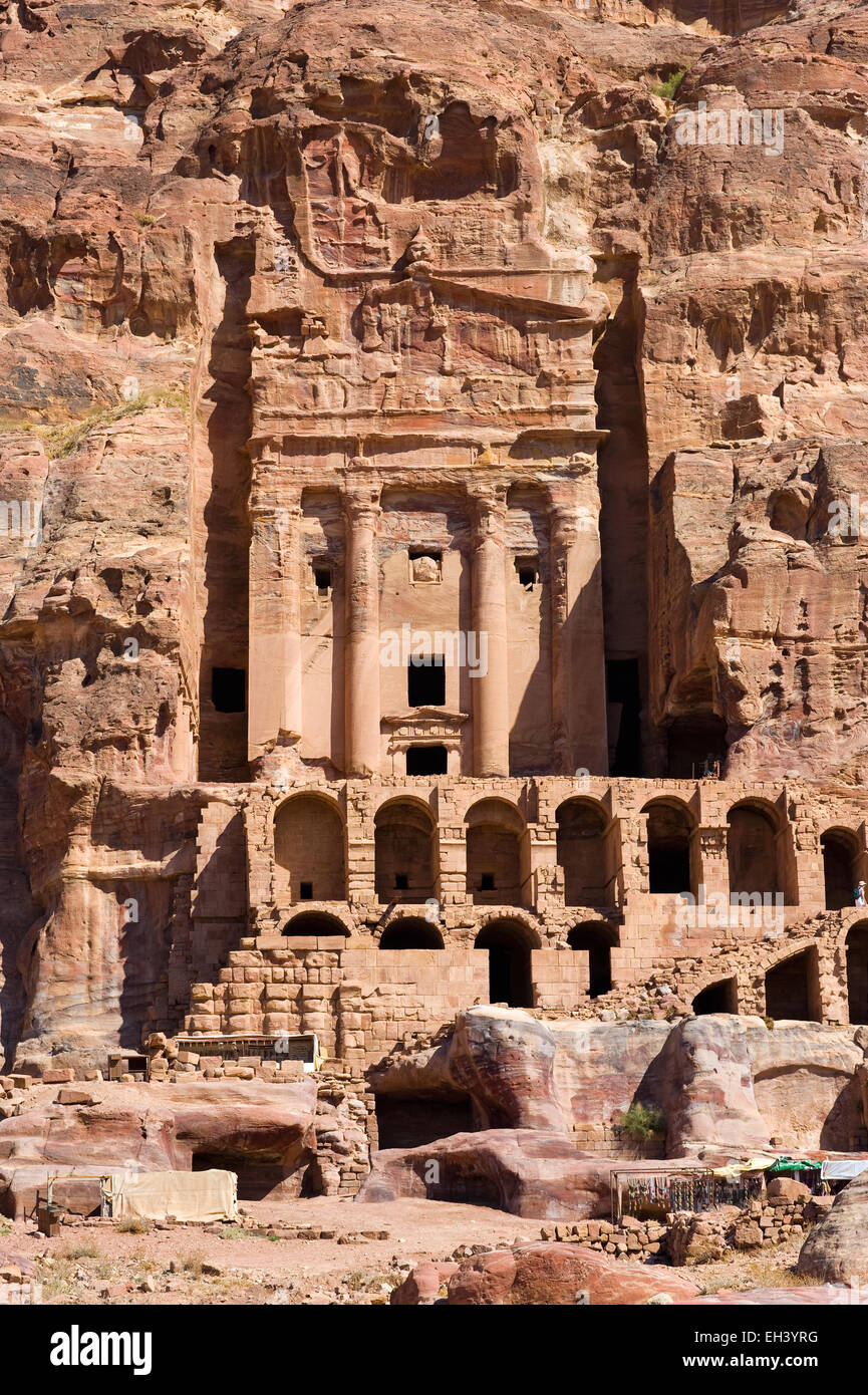 La "Tomba Urn' uno dei 'Tombe Reali' in Petra in Giordania Foto Stock
