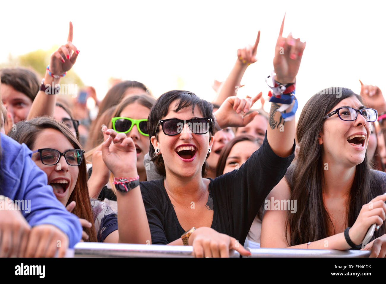 Barcellona - 23 Maggio: ragazze da parte del pubblico di fronte al palco, a fare il tifo per i loro idoli al Primavera Festival Pop. Foto Stock