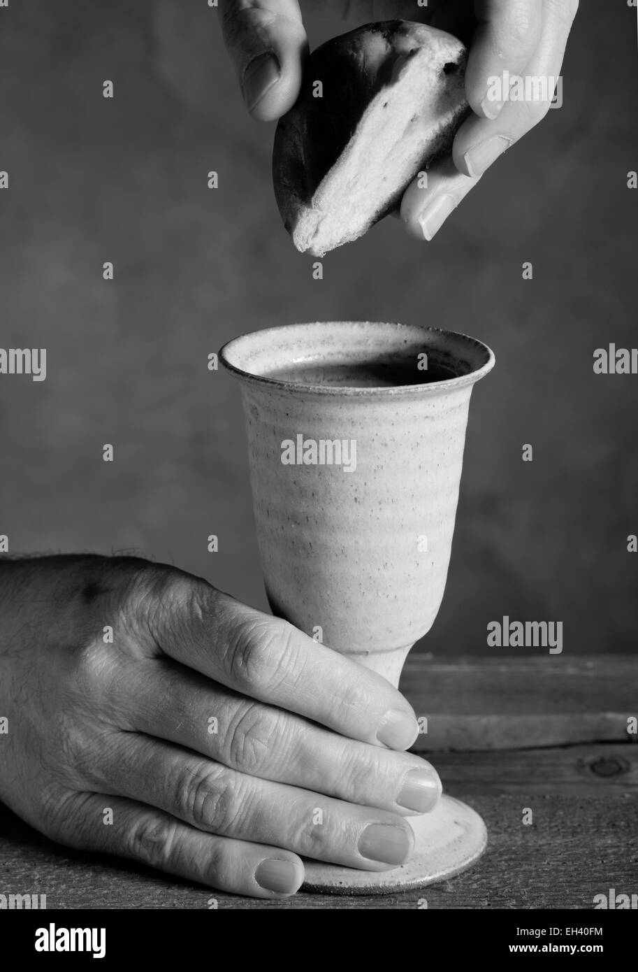 Un calice di vino e il pane su sfondo scuro Foto Stock