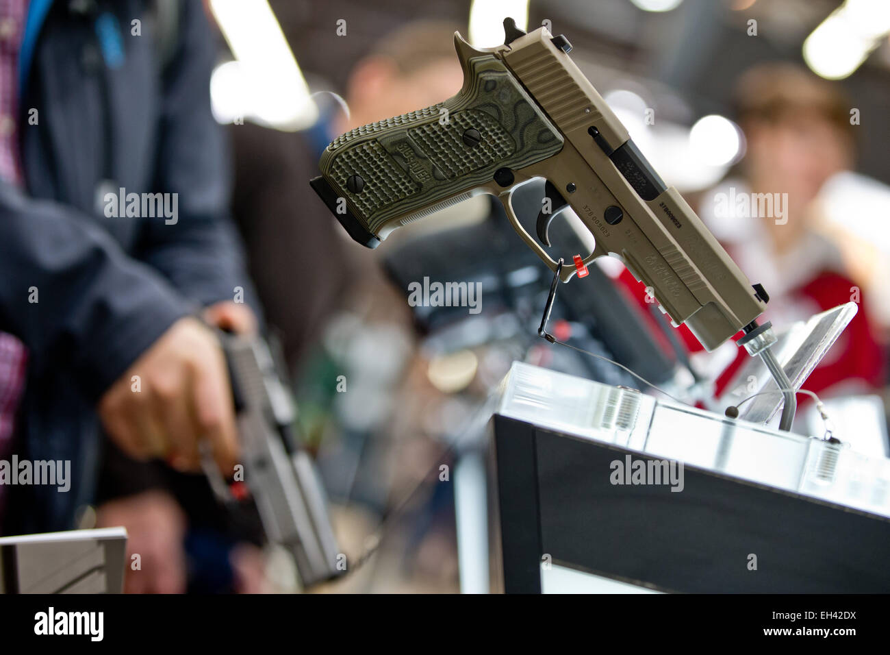 Un incendio di piccole dimensioni braccio, P220Elite, del produttore di armi Sig Sauer è in mostra alla caccia e sportivi fiera di pistola IWA OutdoorClassics in Nuremberg, Germania, 6 marzo 2015. Foto: Daniel Karmann/dpa Foto Stock