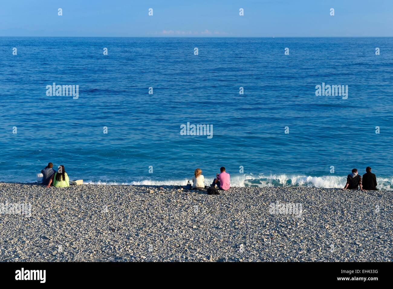 Francia, Alpes Maritimes, Nizza Promenade des Anglais, coppie sulla spiaggia Foto Stock