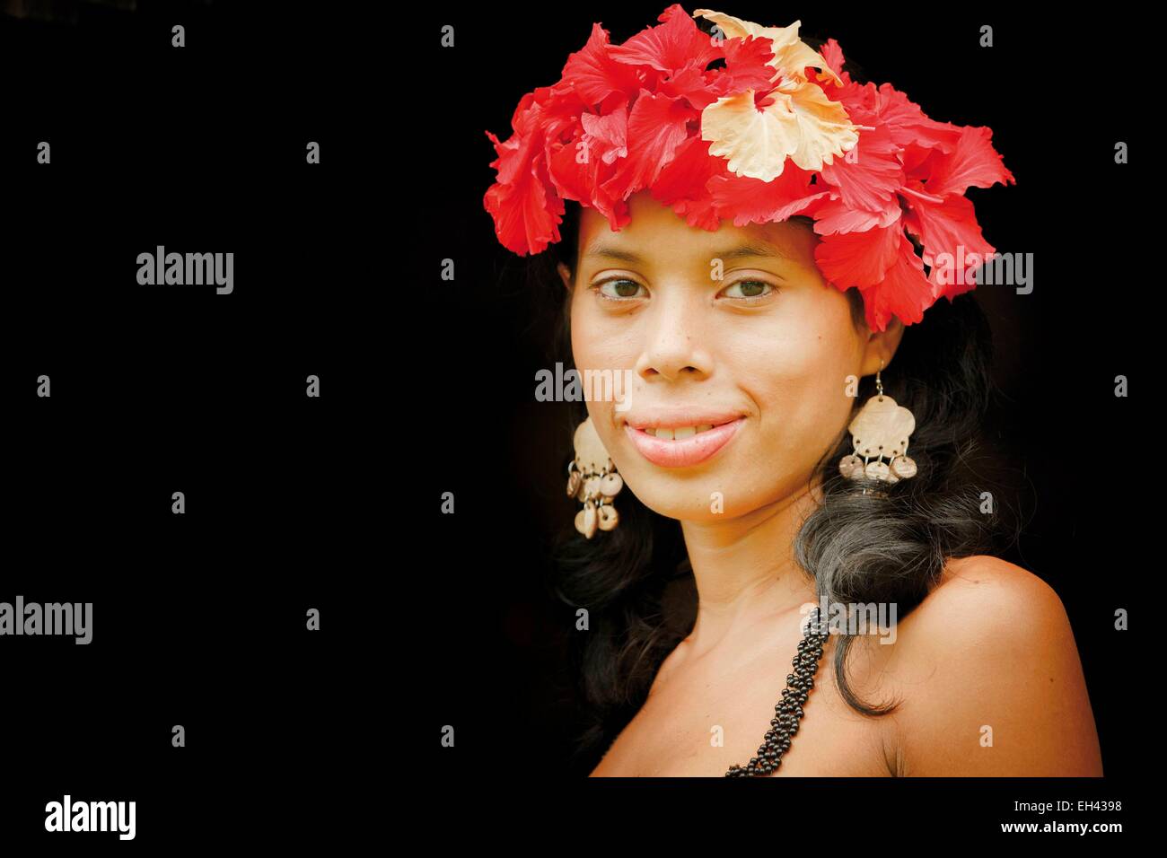 Panama, provincia di Darien, Parco Nazionale del Darién, classificato come patrimonio mondiale dall UNESCO, Embera comunità indigena, ritratto di una giovane ragazza nativa Embera Foto Stock