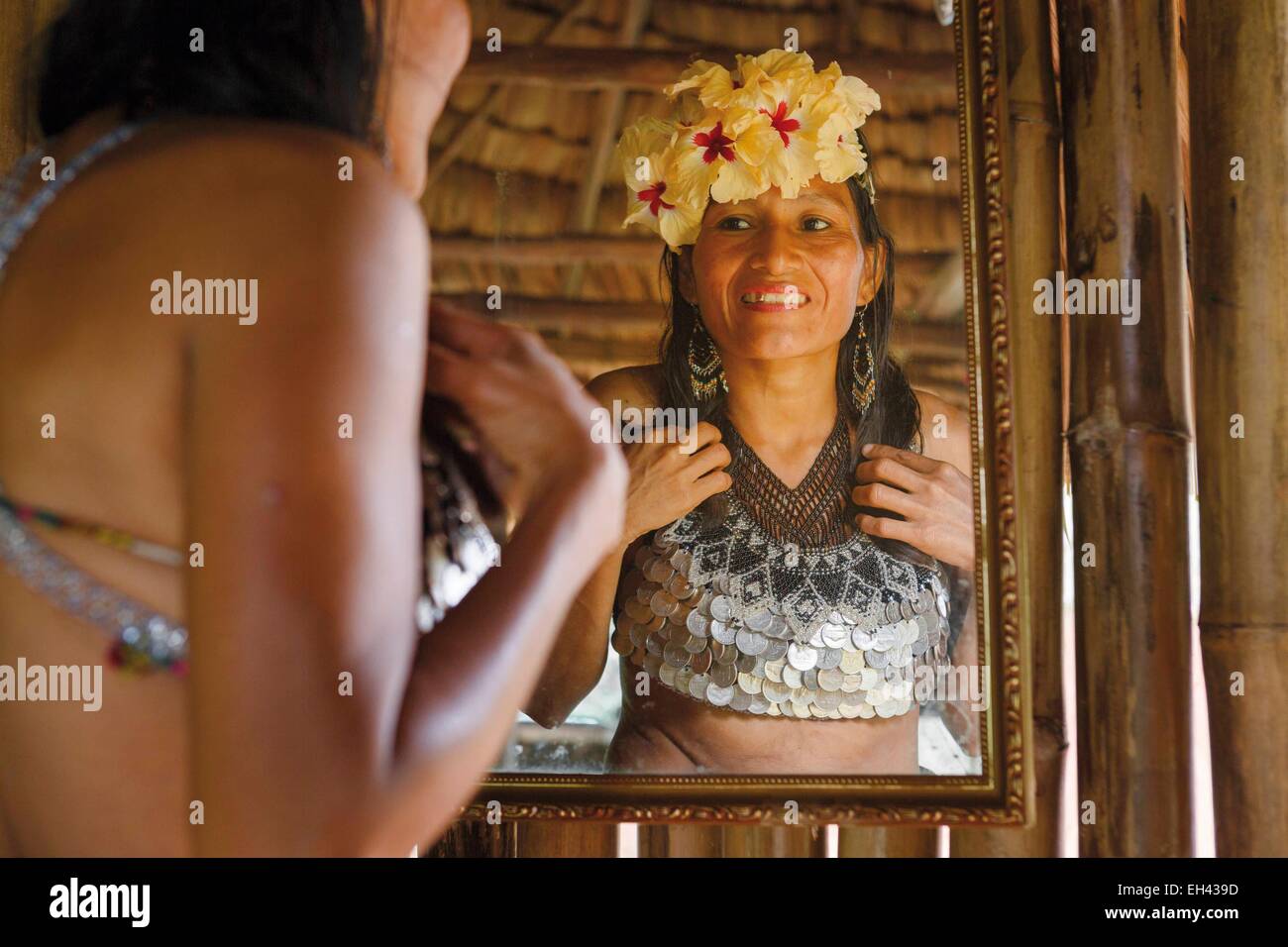 Panama, provincia di Darien, Parco Nazionale del Darién, classificato come patrimonio mondiale dall UNESCO, Embera comunità indigena, ritratto di un indigeno Embera donna Foto Stock