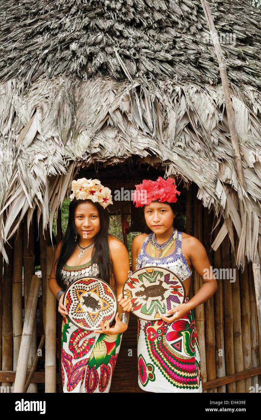 Panama, provincia di Darien, Parco Nazionale del Darién, classificato come patrimonio mondiale dall UNESCO, Embera comunità indigena, ritratto di due giovani indigeni Embera le ragazze che indossano i mestieri per i visitatori Foto Stock