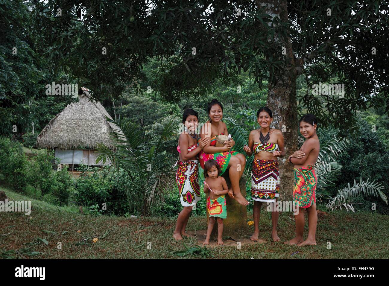 Panama, provincia di Darien, Parco Nazionale del Darién, classificato come patrimonio mondiale dall UNESCO, Embera comunità indigena, ritratto di un Embera famiglia indigena in una vegetazione tropicale Foto Stock