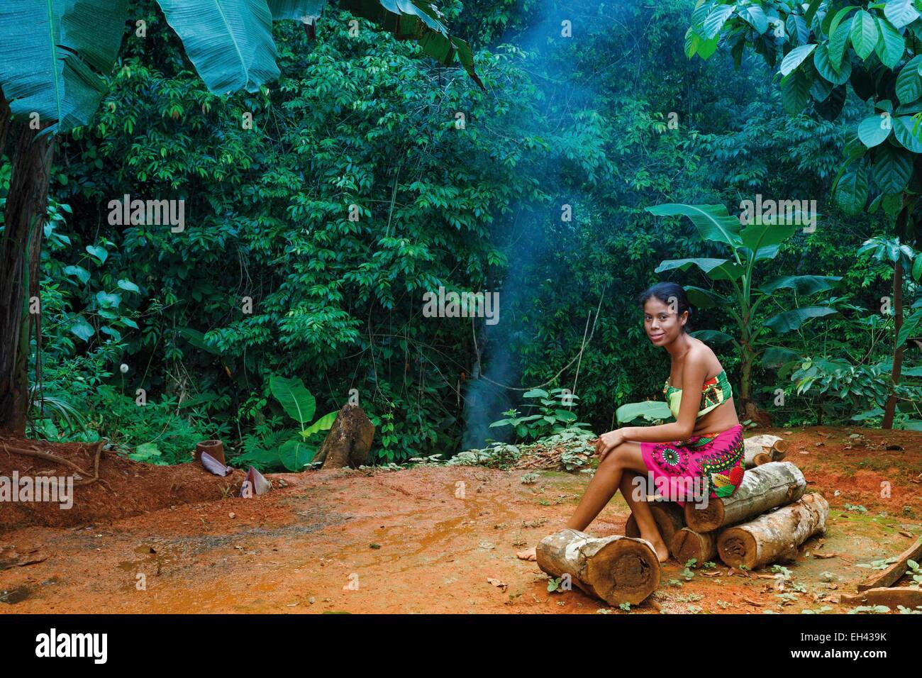 Panama, provincia di Darien, Parco Nazionale del Darién, classificato come patrimonio mondiale dall UNESCO, Embera comunità indigena, ritratto di una giovane ragazza nativa Embera in una lussureggiante vegetazione tropicale Foto Stock