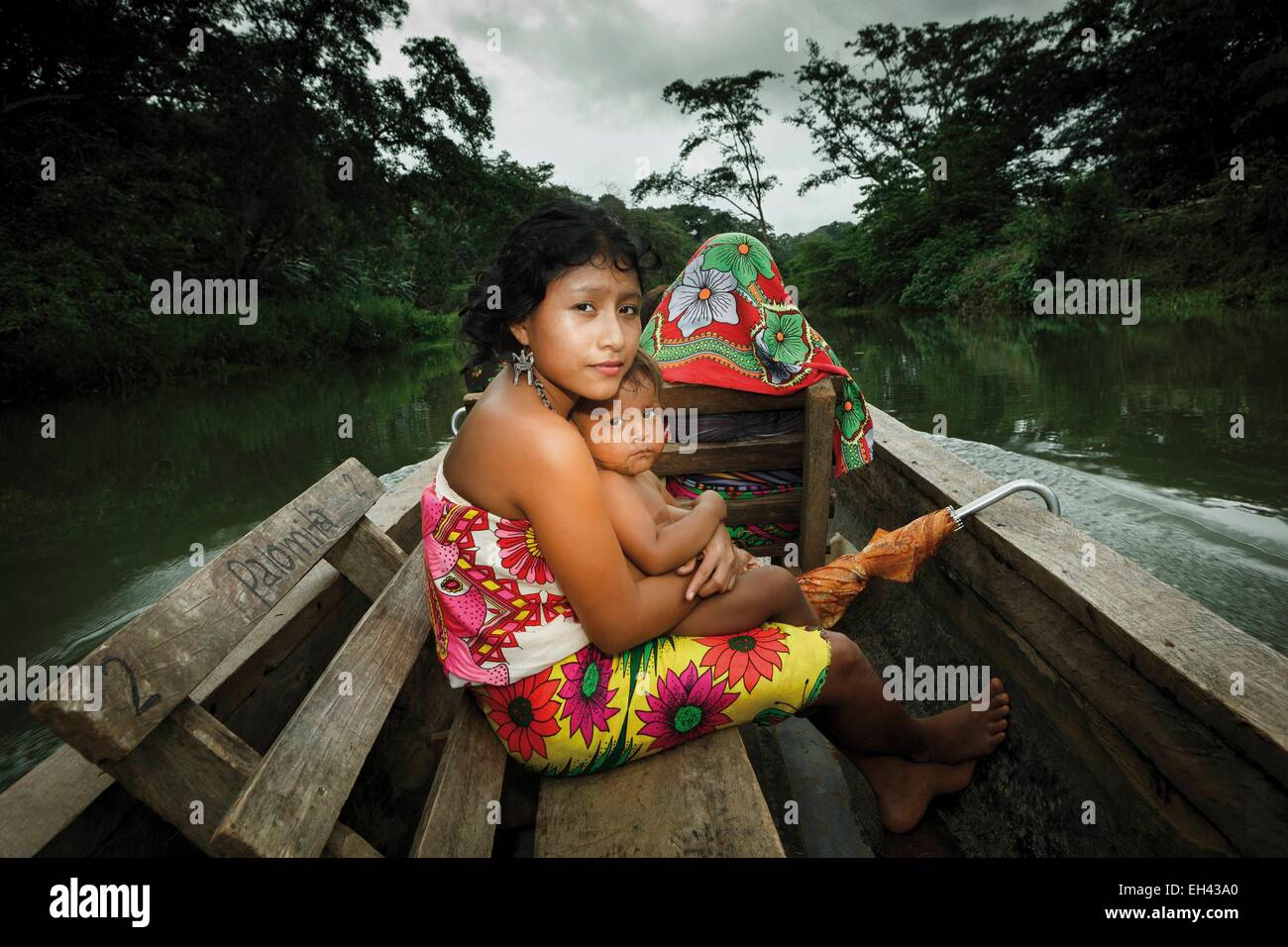 Panama, provincia di Darien, Parco Nazionale del Darién, classificato come patrimonio mondiale dall UNESCO, Embera comunità indigena, ritratto di un indigeno Embera donna con il suo bambino in una barca Foto Stock