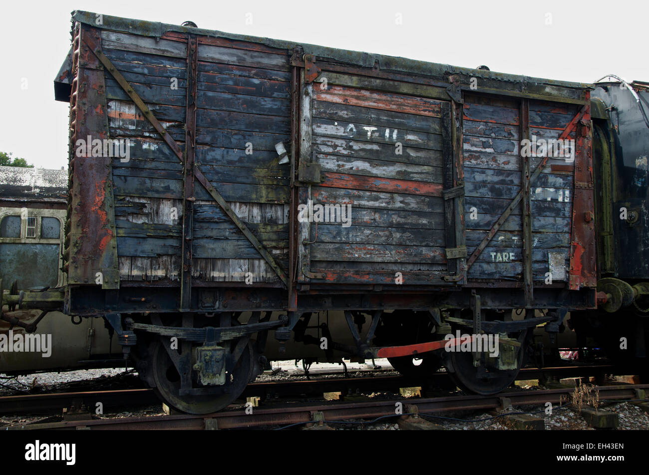 Il vecchio fatiscente carro ferroviario Foto Stock