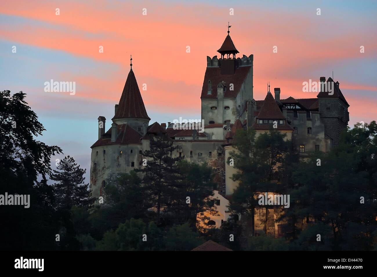 La Romania, Transilvania, Brasov regione, Castello di Bran del XIII secolo associato nella memoria collettiva a Vlad III l'Impalatore e il carattere di Dracula che ha ispirato Foto Stock