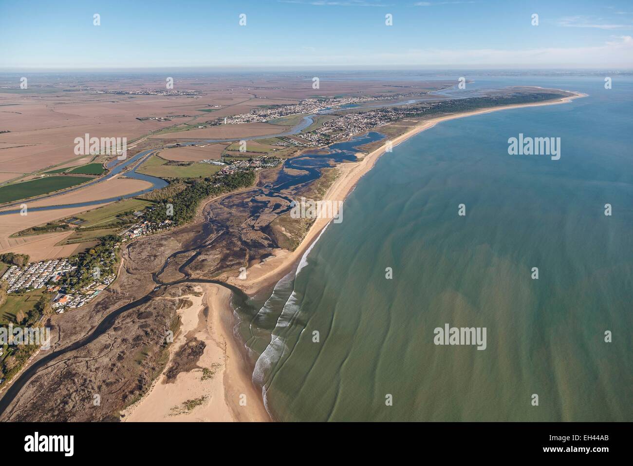 Francia, Vendee, La Faute sur Mer, la Casse de la Belle Henriette riserva naturale, il fiume laici e la Pointe d'Arcay (vista aerea) Foto Stock