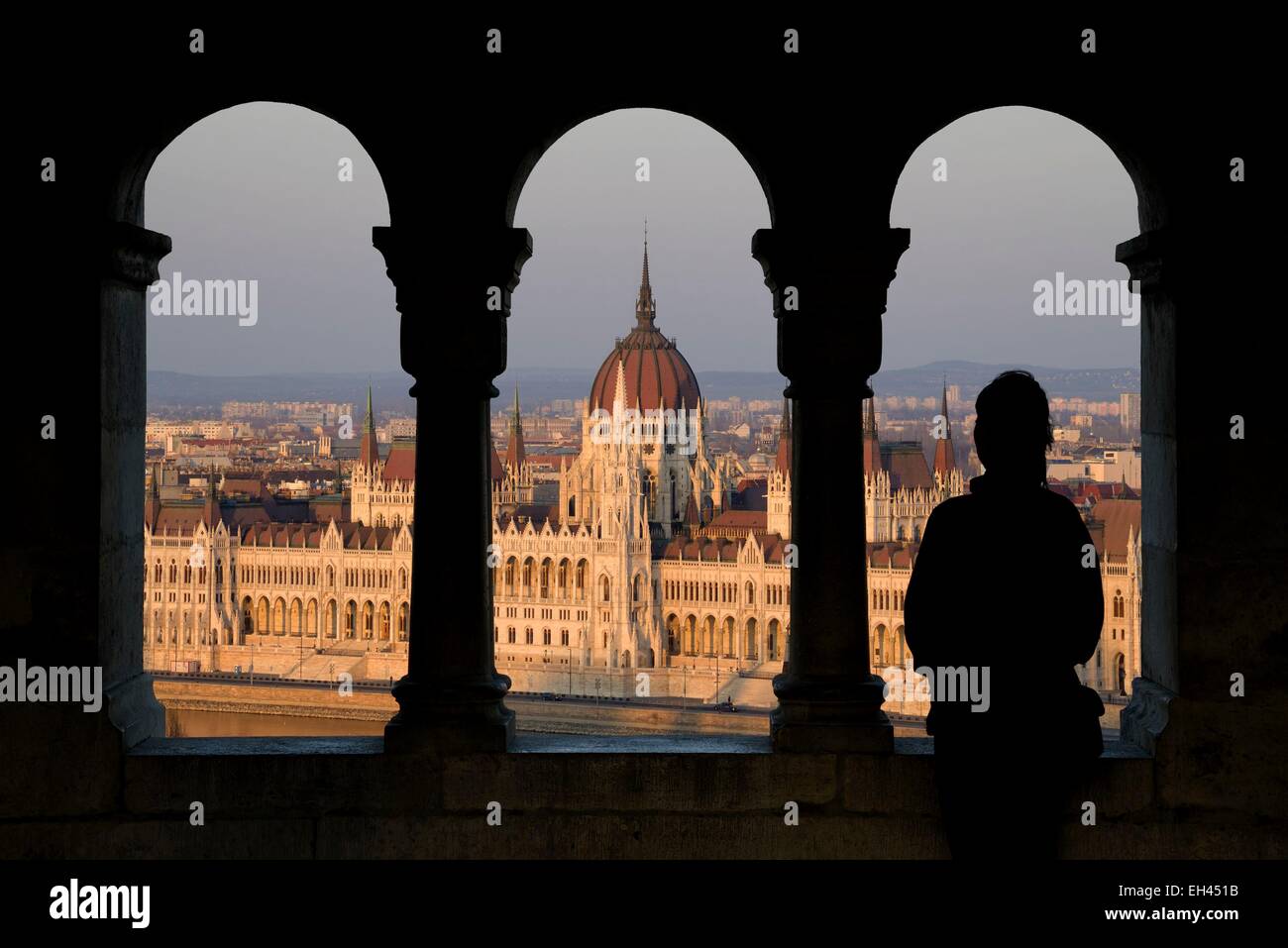 Ungheria, Budapest, elencato come patrimonio mondiale dall UNESCO, silhouette di donna guardando il parlamento ungherese edificio dal Bastione dei pescatori al tramonto Foto Stock