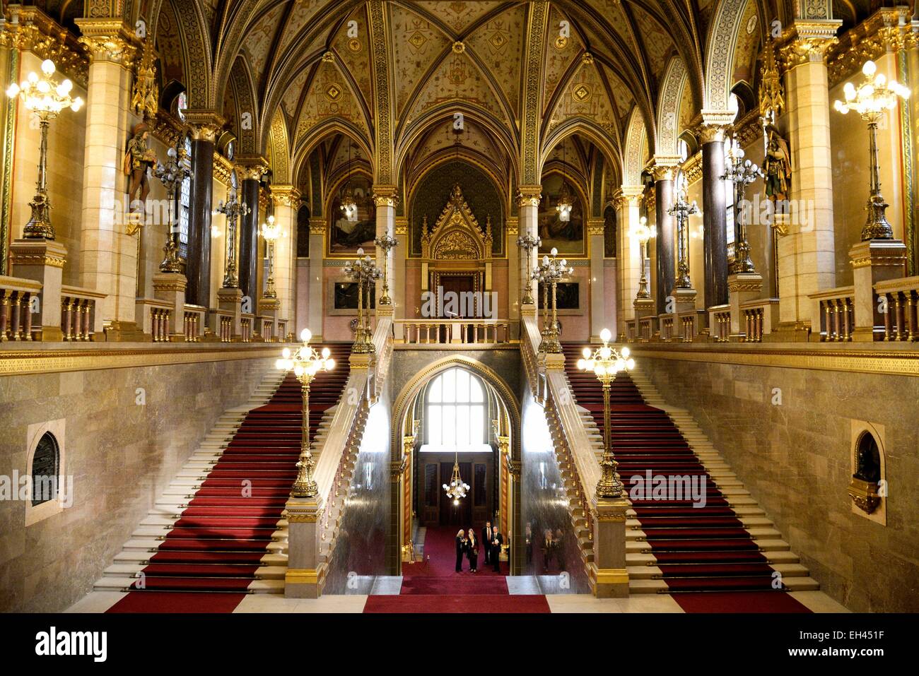 Ungheria, Budapest, Pest, elencato come patrimonio mondiale dall' UNESCO, main hall di ingresso con scale all'interno del parlamento ungherese edificio, un grande neo monumento gotico costruito nei primi anni del ventesimo secolo, sede dell'Assemblea nazionale di Ungheria Foto Stock