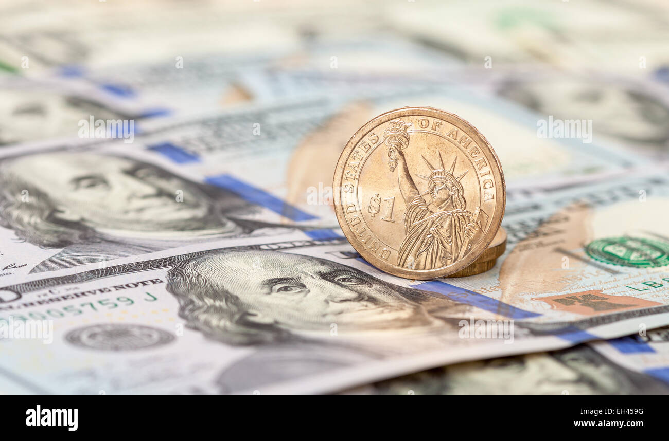 Un dollaro statunitense moneta su banconote da vicino Foto Stock