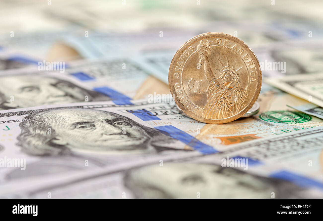Un dollaro statunitense moneta su banconote da vicino Foto Stock