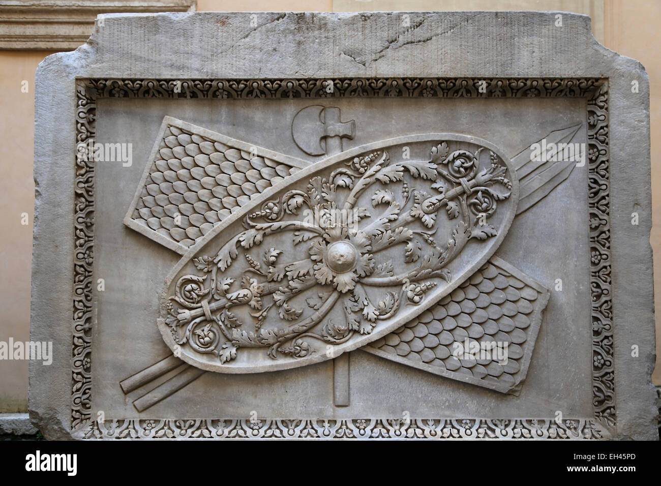 Il sollievo di trofei o bracci (shieds, assi e lance). Elemento architettonico dal Tempio di Adriano. Musei Capitolini. Roma Foto Stock