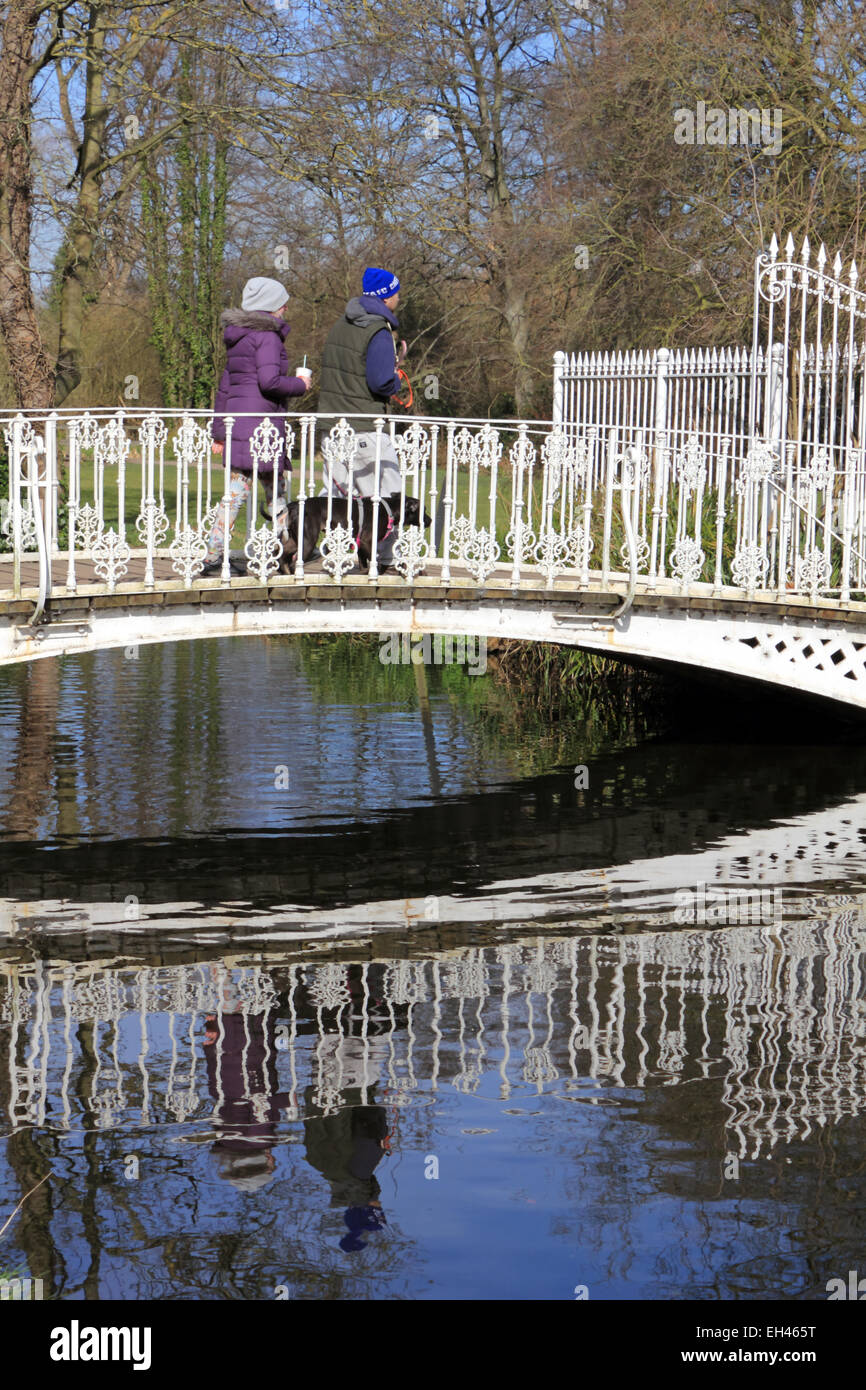 Morden Hall Park, a sud di Londra, Regno Unito. Il 6 marzo 2015. In una giornata di sole in gran parte del Regno Unito, la temperatura è salita a 13 gradi nel sud di Londra. La gente fuori a godersi una bella giornata di primavera, con il glorioso blue skies in Morden Hall Park, dove il fiume Wandle passa sotto il ponte bianco. Credito: Julia Gavin UK/Alamy Live News Foto Stock